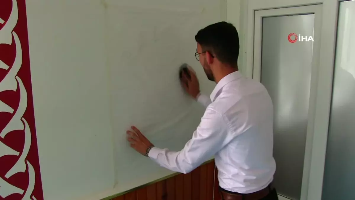 Genç İmam Nakkaşlıkla Camileri Süsleyerek Sanatı Yaşatıyor