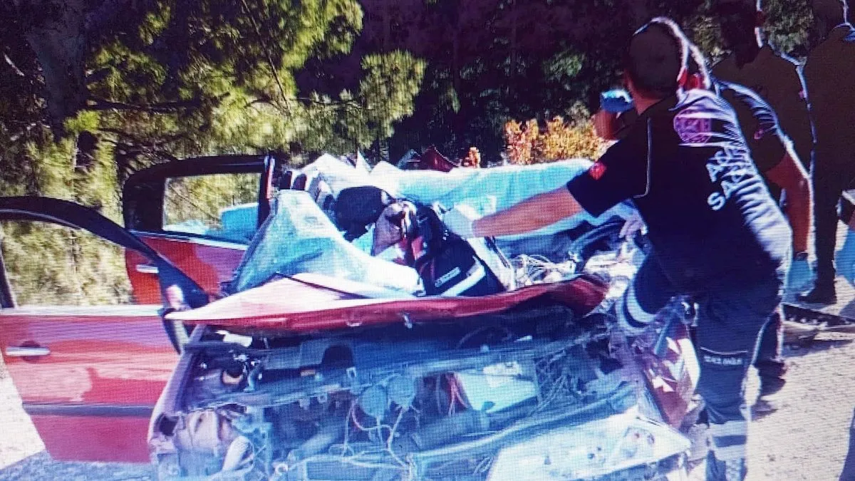 Antalya’dan Isparta’ya cenazeye gidiyorlardı: Feci kazada 3 kişi hayatını kaybetti