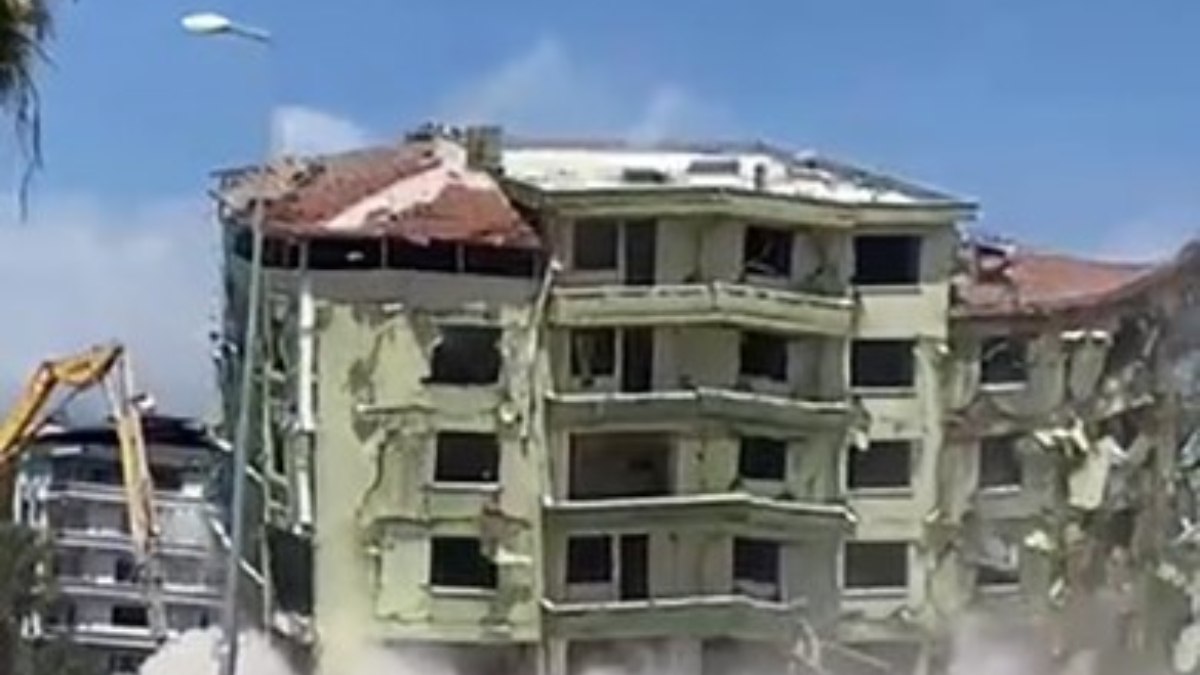 Hatay’da 7 katlı bina iş makinesinin bir dokunuşuyla yıkıldı