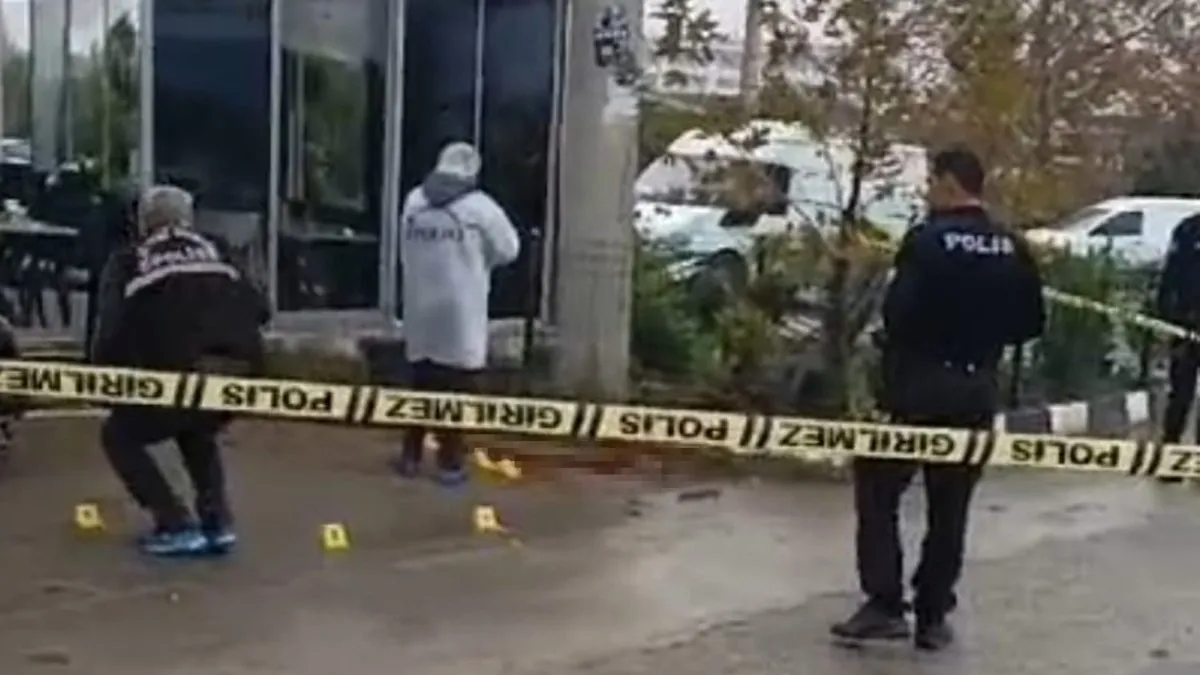 Manisa’da vahşet: Boşanma aşamasındaki eşine sokak ortasında kruşun yağdırdı!