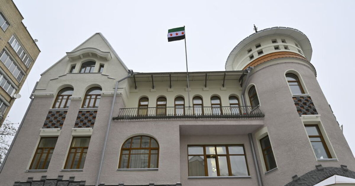 Suriye’nin Moskova Büyükelçiliğinde “Suriye devrimi bayrağı” göndere çekildi